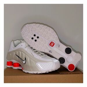 NIKE 👟Shocks Women's R4 Size 8.5 White Phantom Sail Picante Red Nby AR3565-103